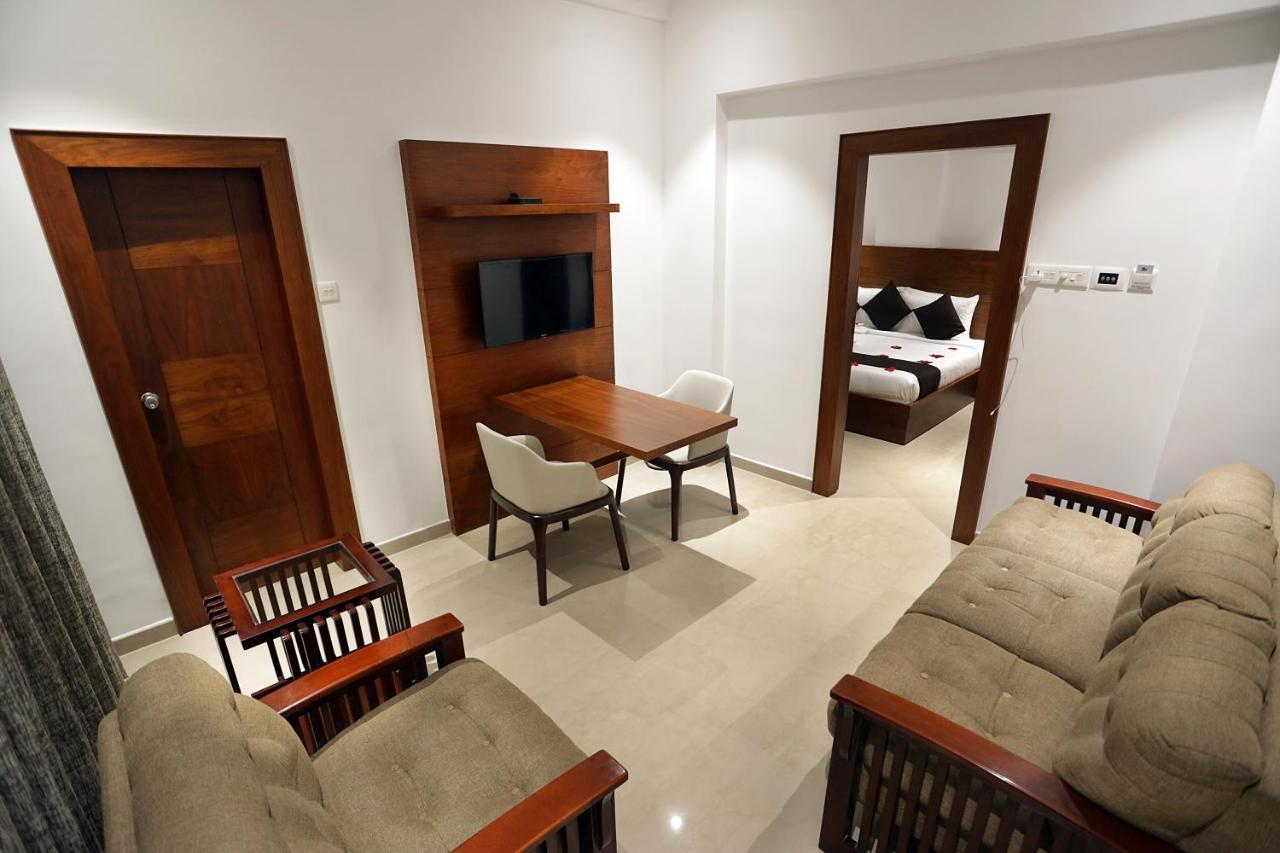 Iswarya Residency Hotel Kottayam Bagian luar foto