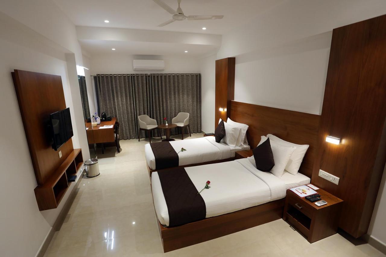 Iswarya Residency Hotel Kottayam Bagian luar foto