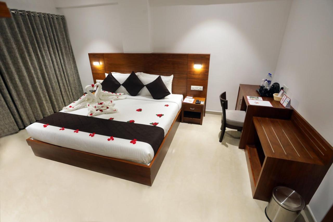 Iswarya Residency Hotel Kottayam Bagian luar foto