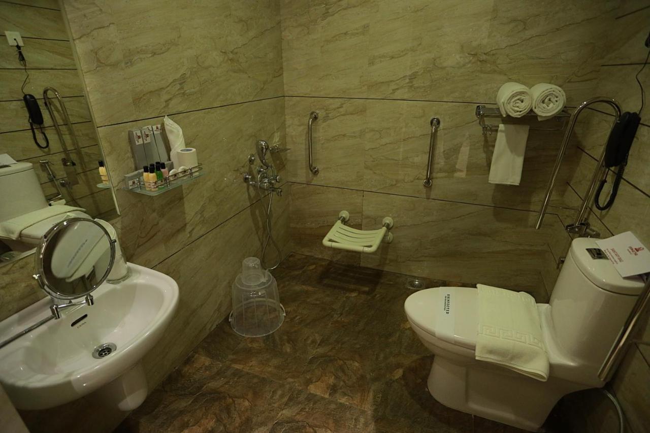 Iswarya Residency Hotel Kottayam Bagian luar foto