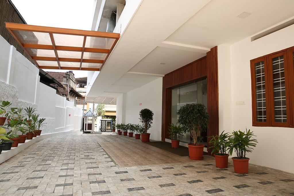 Iswarya Residency Hotel Kottayam Bagian luar foto